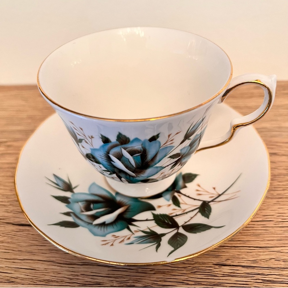 Set of 4 Vintage Royal Vale Blue Rose Bone China Teacups & Saucers England - Picture 3 of 8